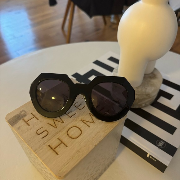 VINTAGE FRENCH BLACK FRAME SUNGLASSES - Picture 2 of 10